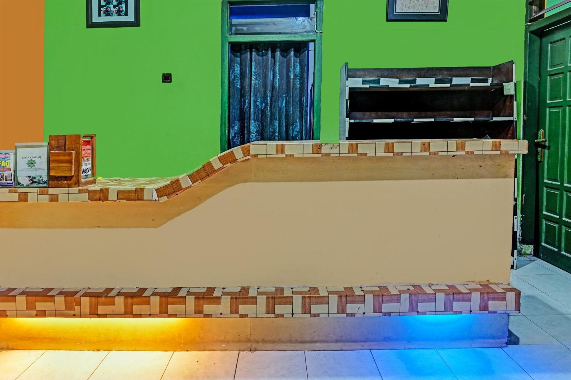 Oyo 91697 Nyaman Homestay Syariah Pare Exterior foto