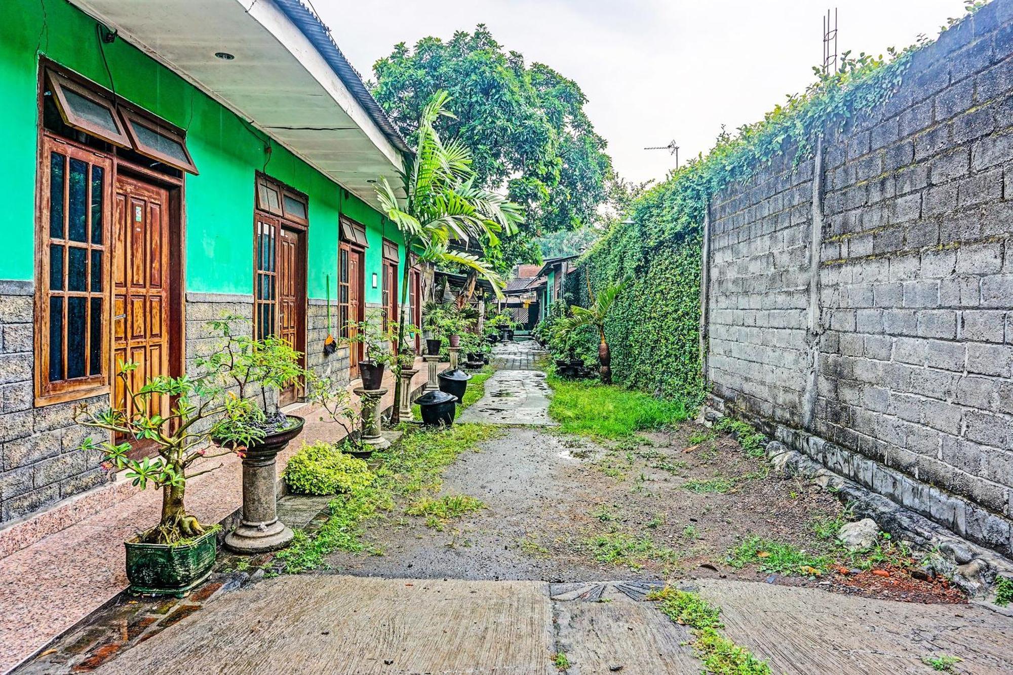 Oyo 91697 Nyaman Homestay Syariah Pare Exterior foto